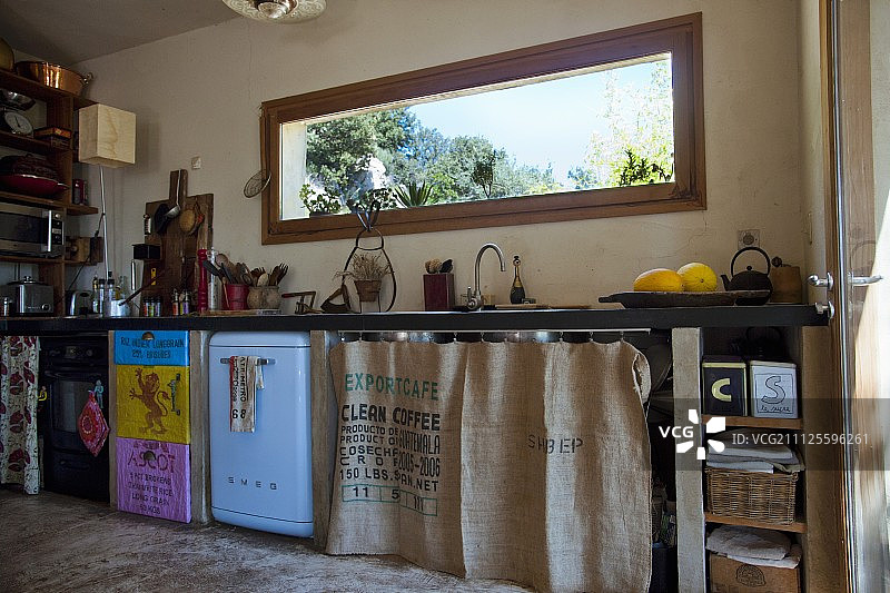 古怪的厨房柜台，咖啡袋窗帘和手工制作的门图片素材