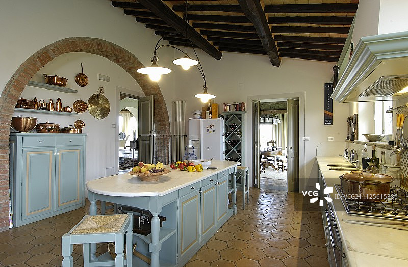 大型的，乡村别墅风格的地中海厨房与赤陶地砖图片素材