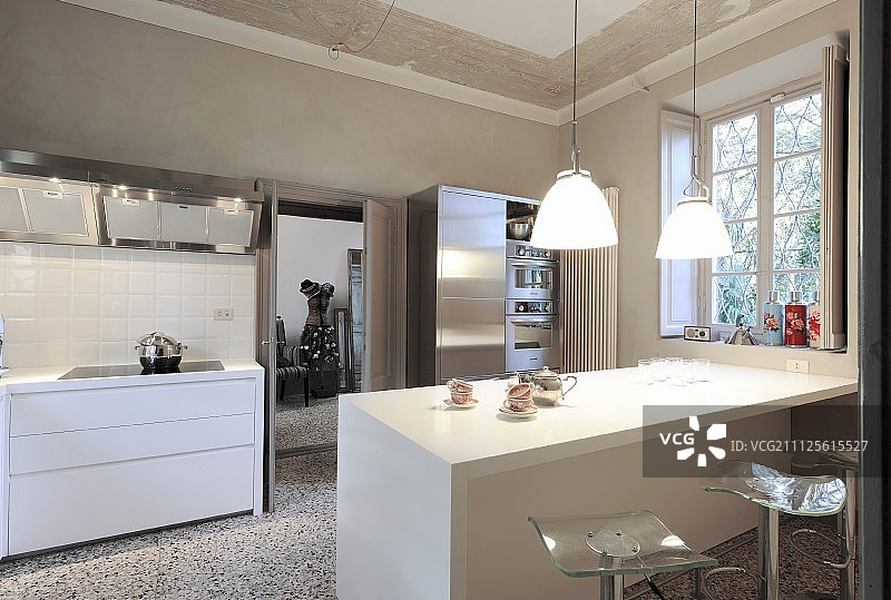 开放式厨房吊灯下的白色厨房柜台图片素材