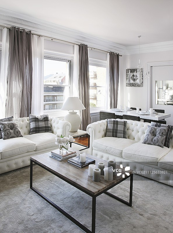 优雅的休息区配有白色沙发和咖啡桌图片素材