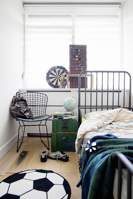 复古风格的青少年卧室里的金属床和足球地毯图片素材