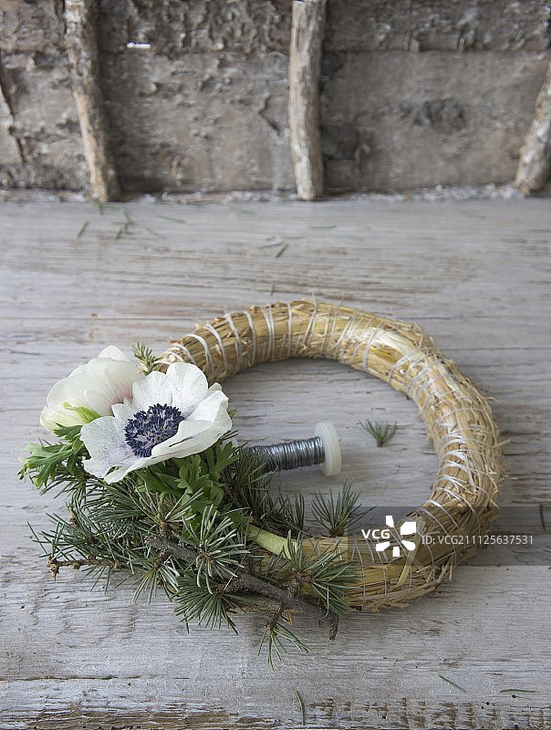 用海葵和落叶松小枝装饰的稻草花环图片素材