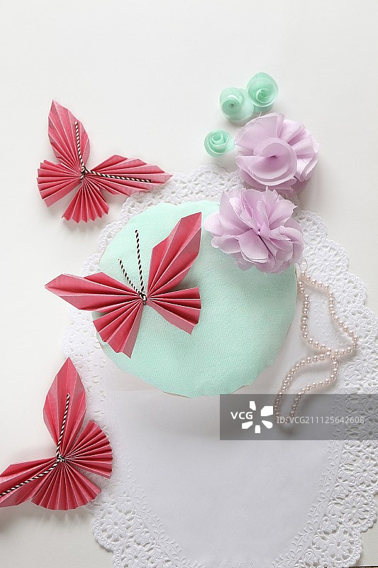 折叠的纸蝴蝶和花图片素材
