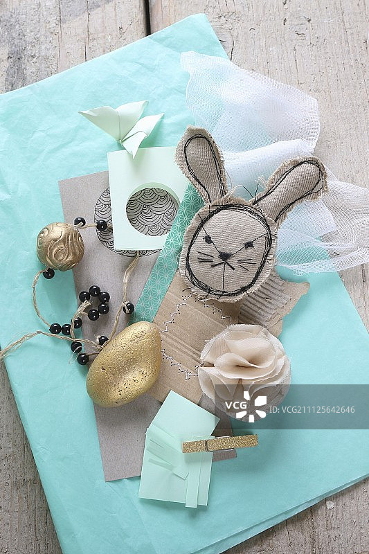 复活节情绪板:织物兔子，镀金石头和纸图片素材