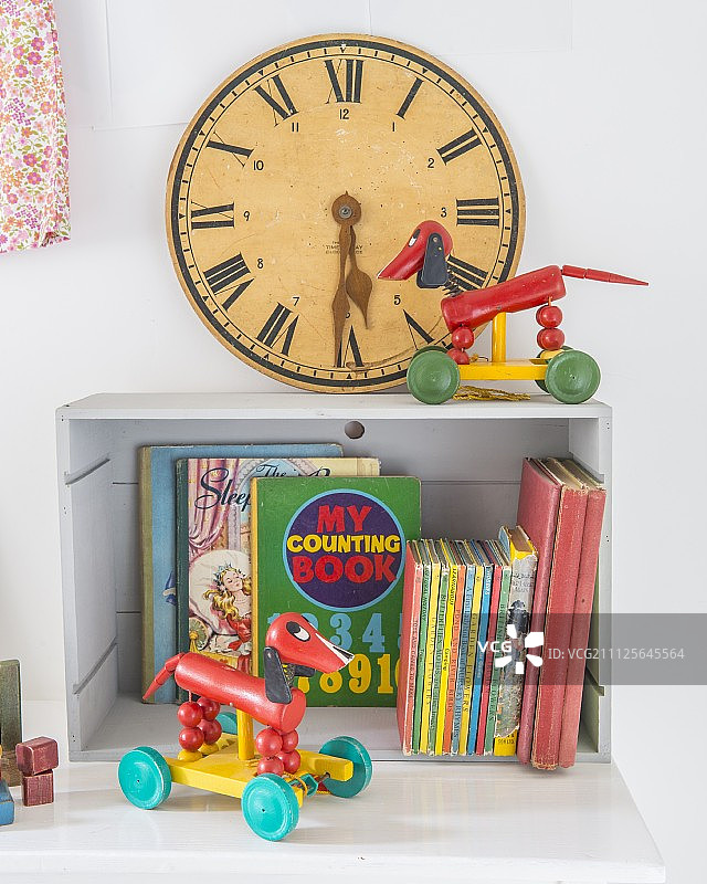 复古玩具钟与罗马数字，复古玩具和五颜六色的儿童书籍图片素材