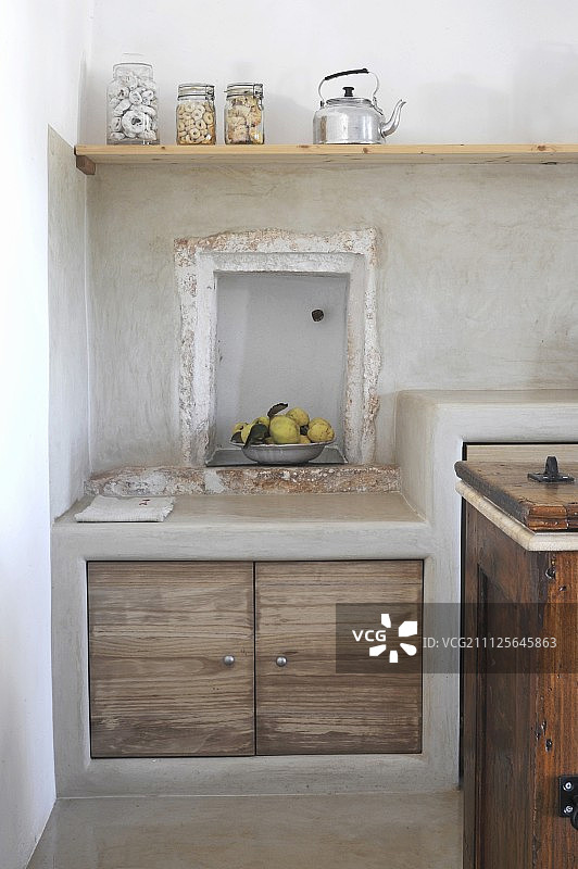 传统地中海式厨房中，厨房基础单元上方的壁龛图片素材