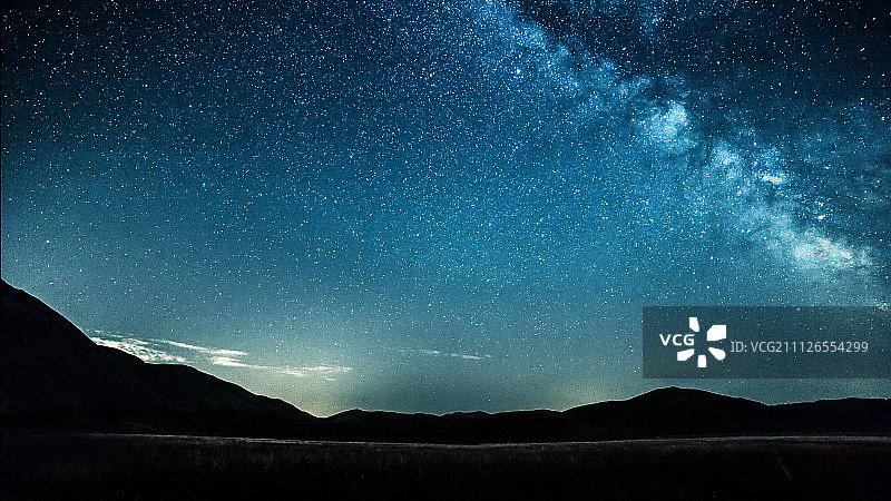 夜空星星与银河在山的背景图片素材