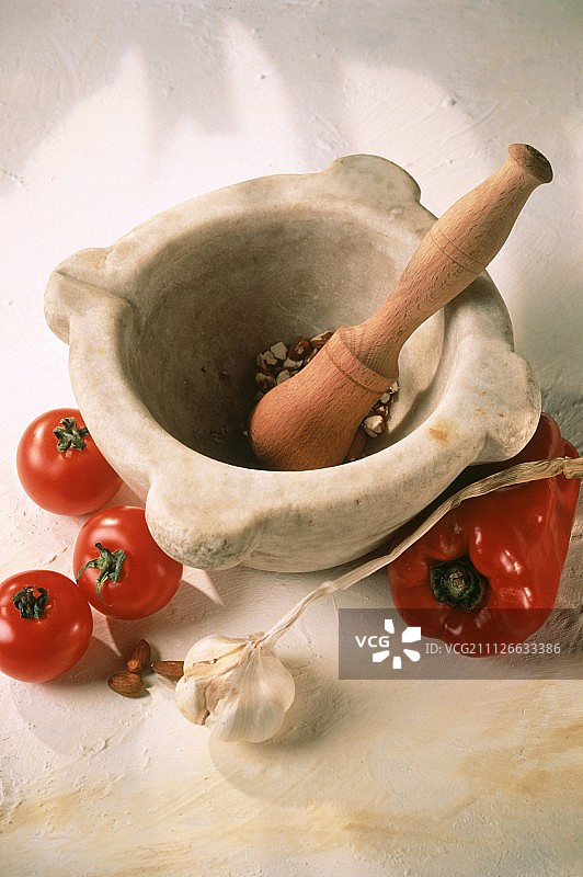 西红柿;辣椒;大蒜;杏仁和砂浆图片素材