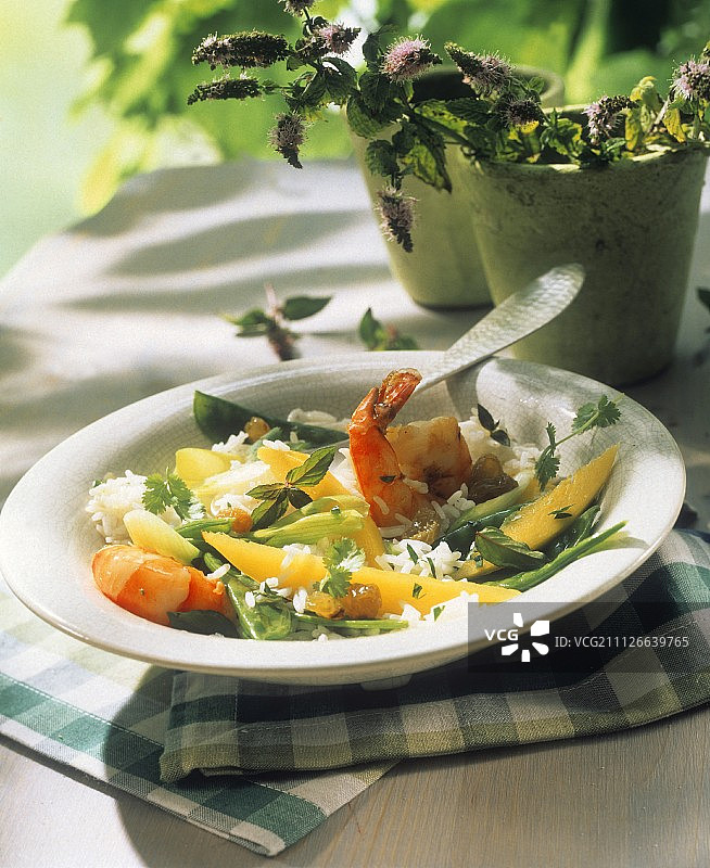 虾仁、豌豆、芒果和香菜饭图片素材
