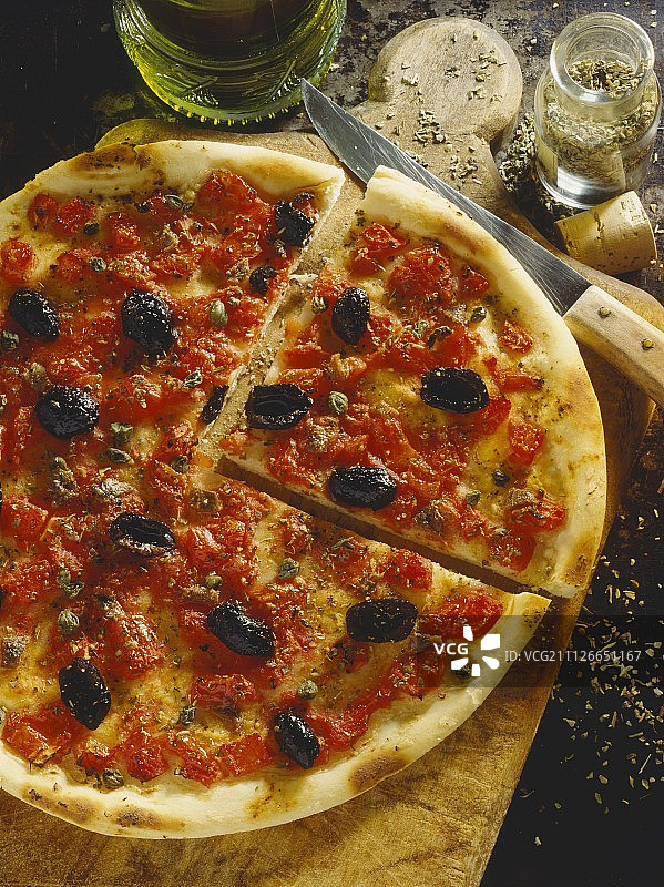 沙司披萨(橄榄和凤尾鱼披萨，意大利)图片素材
