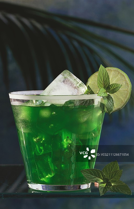 饮品:绿恶魔配杜松子酒，薄荷，冰块和青柠片图片素材