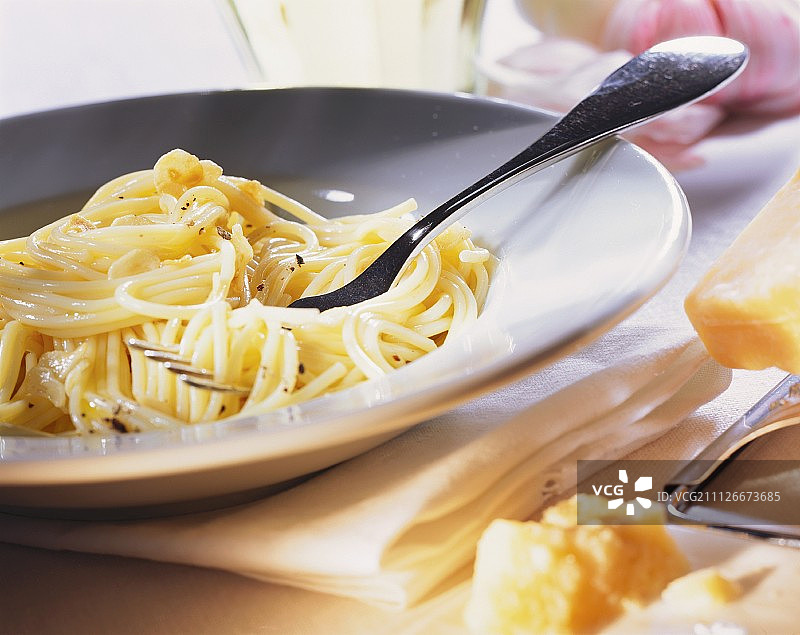 用大蒜和橄榄油做成的意大利面图片素材