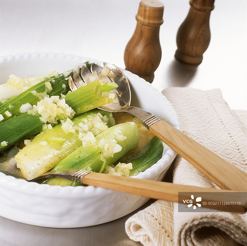 雪利酒里的韭菜和洋葱，和沙拉一起放在碗里图片素材