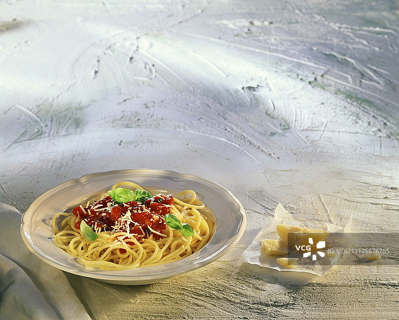 番茄意大利面，新鲜罗勒和帕尔马干酪图片素材