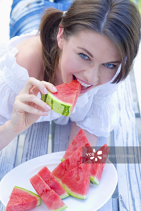 年轻女子吃西瓜图片素材