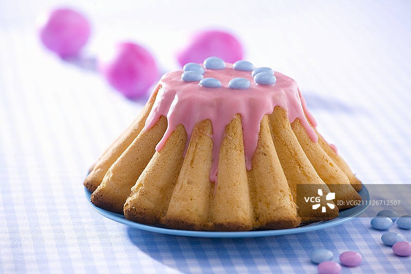 波兰复活节蛋糕，粉糖霜和巧克力豆图片素材