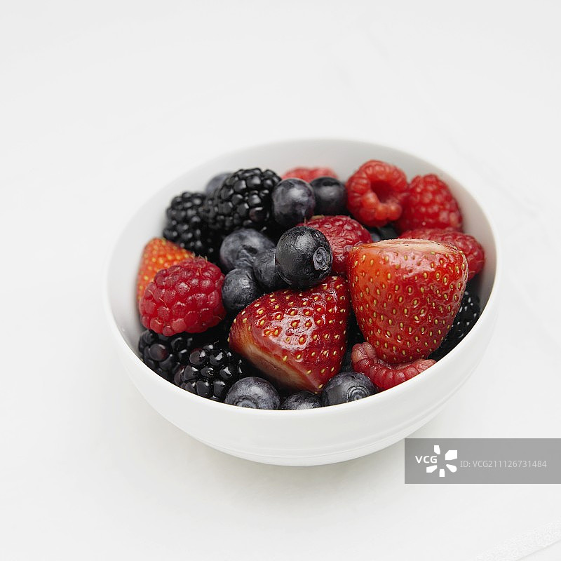 混合浆果在一个白色的碗图片素材