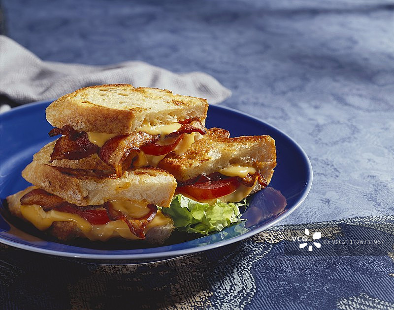 烤培根，奶酪和西红柿三明治图片素材