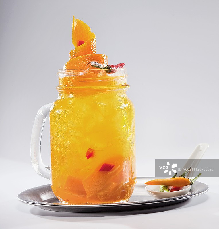 用银托盘盛着橙汁的水果鸡尾酒图片素材
