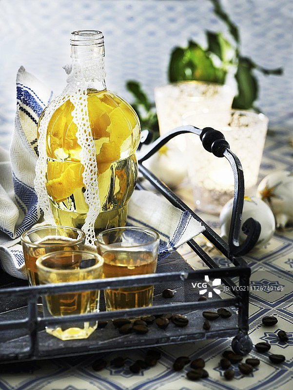 玻璃瓶和玻璃杯里的柠檬杜松子酒(圣诞节)图片素材