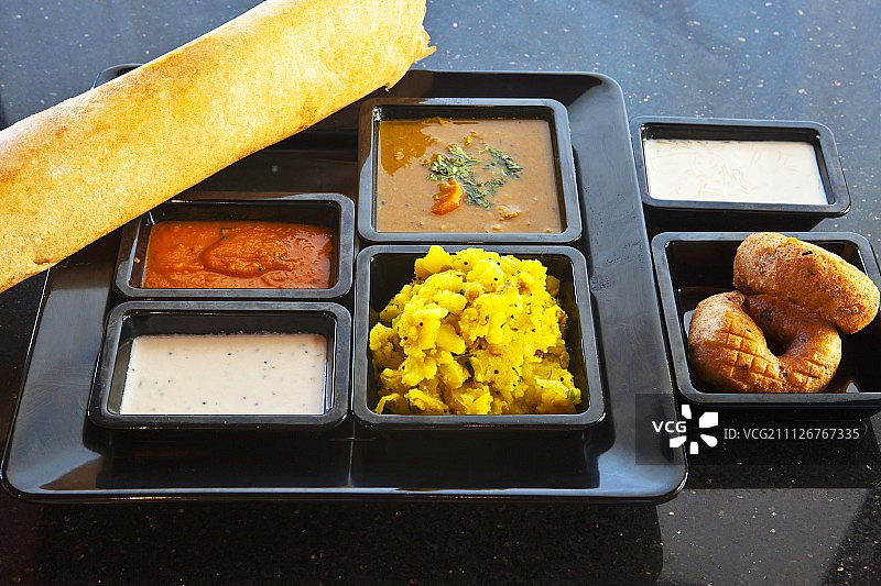 素食玛沙拉Dosa(咖喱土豆，Dosa，扁豆，raita和gulab jamun，印度)图片素材