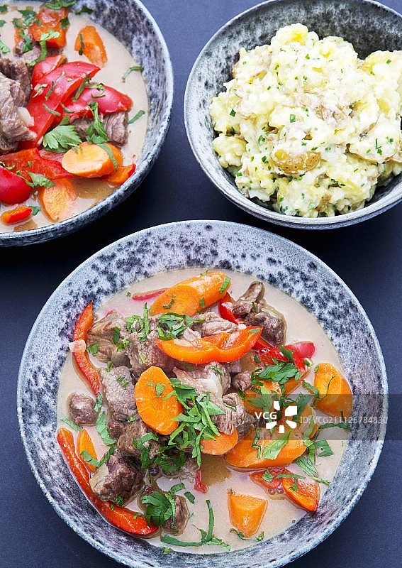 牛肉炖牛肉配胡萝卜、辣椒和土豆泥图片素材