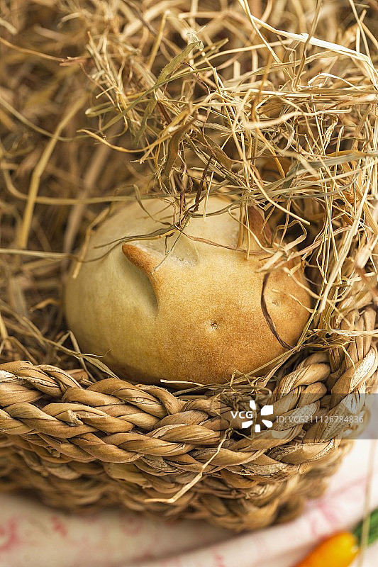 复活节篮子里装着胡萝卜的兔子形状的面包卷图片素材