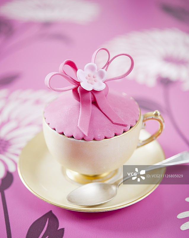 一个装在杯子里的粉色花朵纸杯蛋糕图片素材