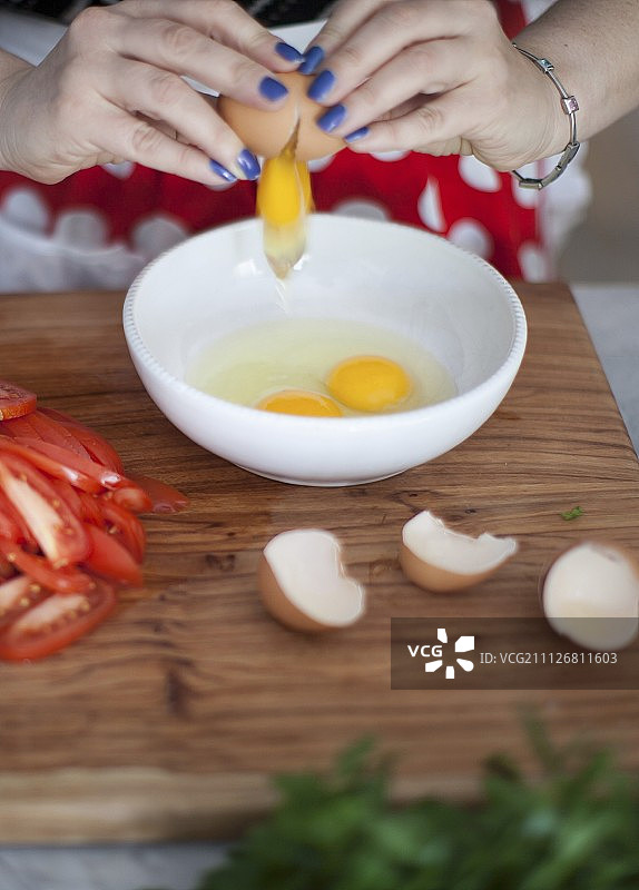 一个正在打鸡蛋的女人图片素材