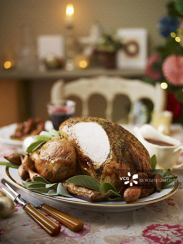 切片烤火鸡配葱和鼠尾草圣诞图片素材