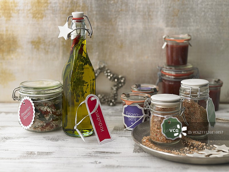 自制圣诞礼物:香料盐，无花果芥末，香草油和普罗旺斯意大利调味饭图片素材