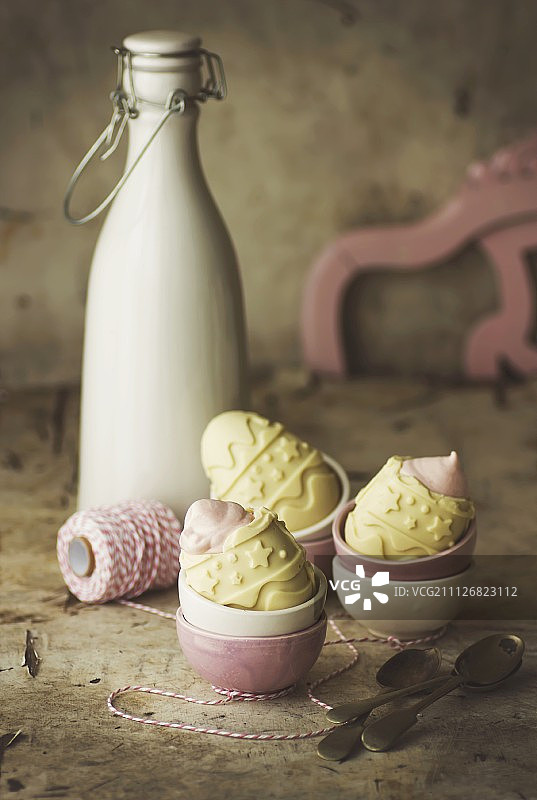 白巧克力复活节彩蛋和一瓶牛奶图片素材