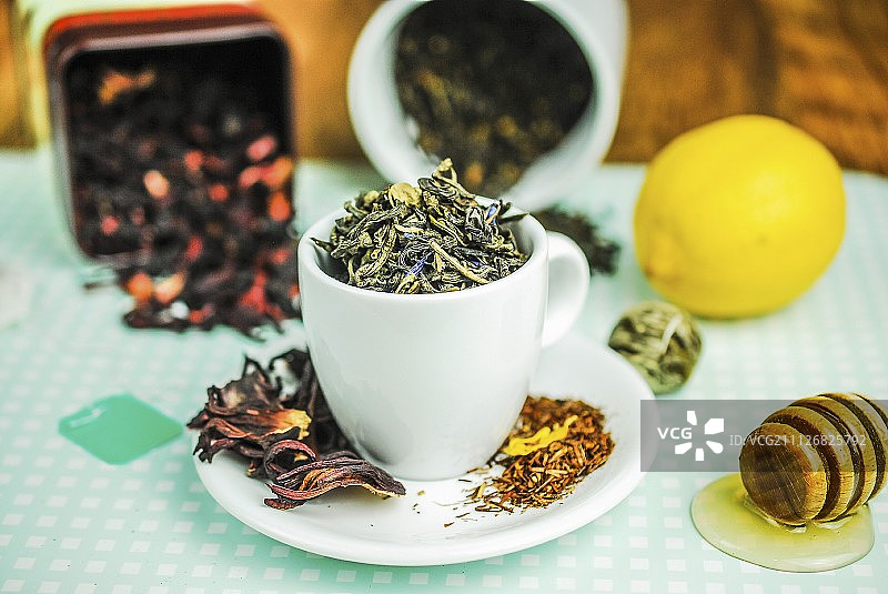 茶杯里的茶叶(绿色、芙蓉、木槿)加蜂蜜和柠檬图片素材