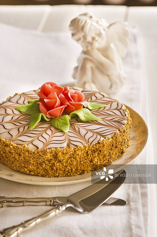 用玫瑰杏仁糖装饰的酯糖蛋糕图片素材