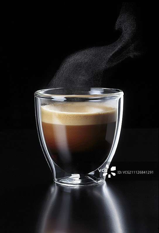 一杯热气腾腾的浓缩咖啡图片素材