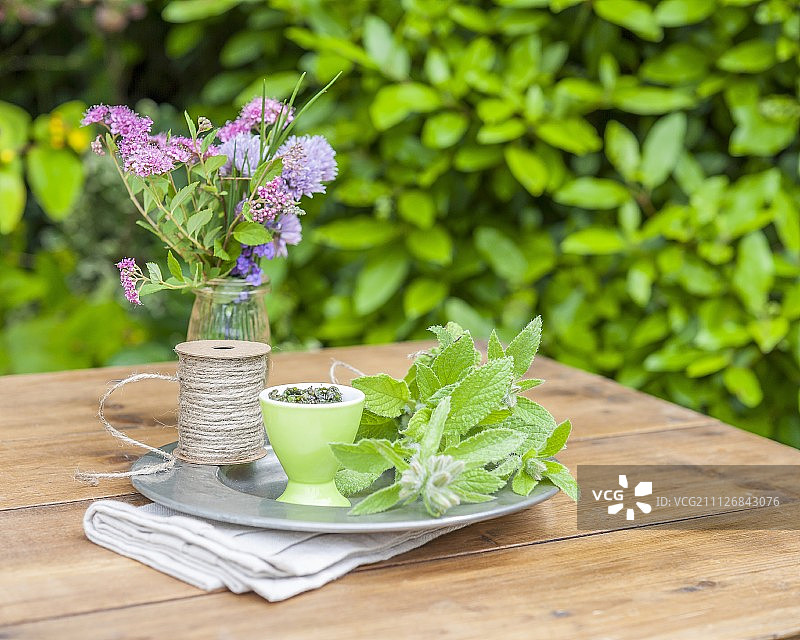 琉璃苣和一束花放在花园的桌子上图片素材