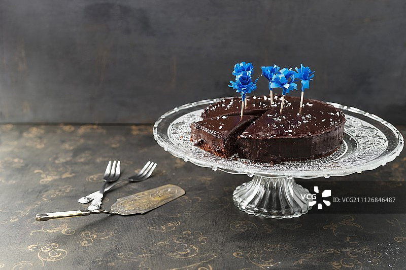 有蓝色花朵装饰的巧克力蛋糕图片素材