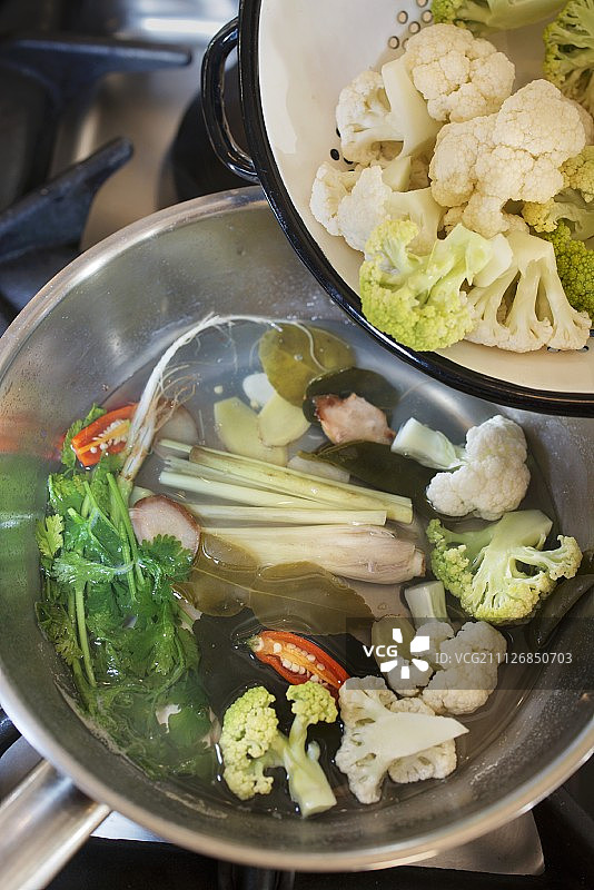 用新鲜的泰国香草和香料调味的煮花椰菜图片素材