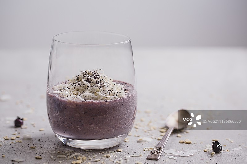 蓝莓香蕉冰沙配燕麦，椰奶和浆果粉(纯素)图片素材