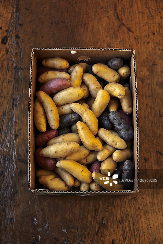 板条箱内各种手指土豆(监制)图片素材