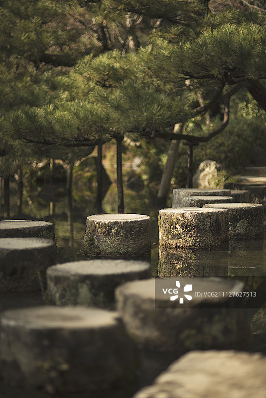 京都平安神宫的石径图片素材