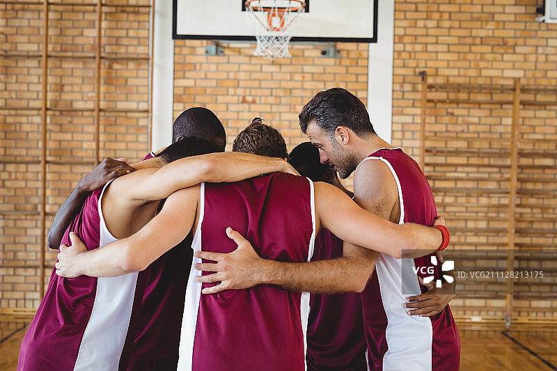篮球运动员在球场上挤作一团图片素材