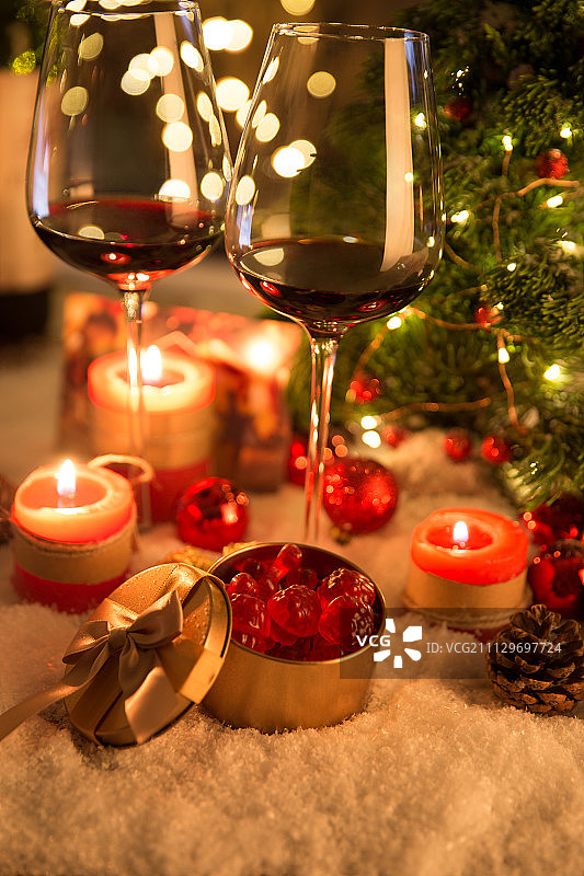 圣诞装饰、红酒和礼物图片素材