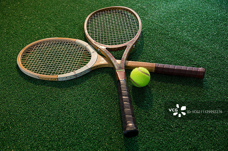 特写的木制球拍与网球在球场上图片素材