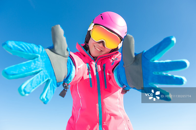 年青女性在滑雪场图片素材