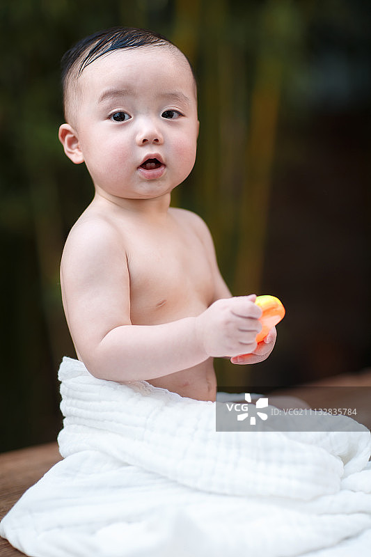 可爱的小婴儿洗澡图片素材