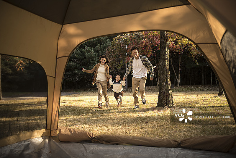 秋天一家人跑到公园里搭帐篷的照片图片素材