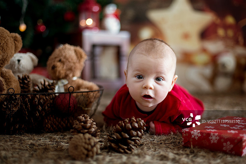 婴儿床上新生儿穿着圣诞老人衣服的肖像图片素材
