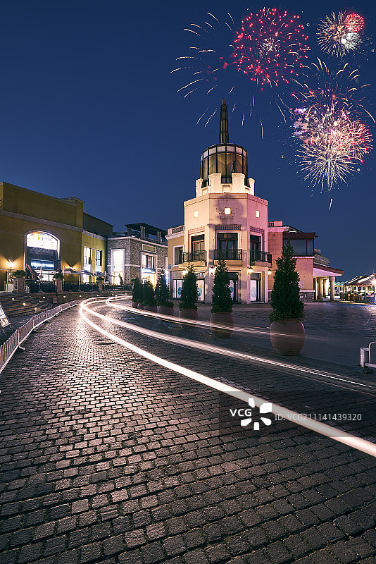 节日焰火下的欧洲城堡和道路光轨效果图片素材