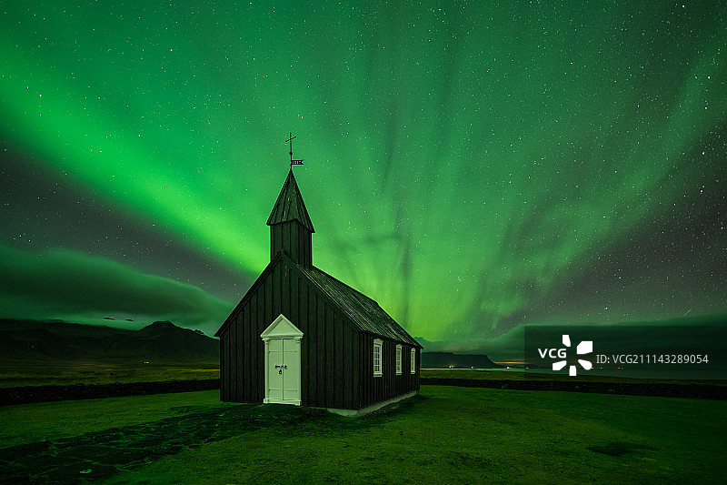 Budir教堂上空的北极光图片素材